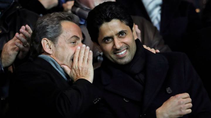 Nicolas Sarkozy y Nasser Al-Khelaifi, presidente del PSG francés, en el palco del estadio Parque de los Príncipes en el partido de Ligue 1 entre el club parisino y el OGC Nice.