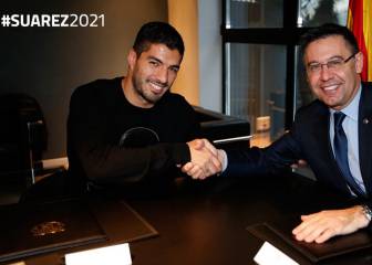 Luis Suárez firma su nuevo contrato con el Barcelona