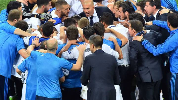 El francés Zinedine Zidane, entrenador del Real Madrid, da la charla técnica a sus jugadores antes de la prórroga del partido ante el Atlético de Madrid de la final de la Champions de 2016, duelo que acabó siendo la Undécima Copa de Europa de los blancos.