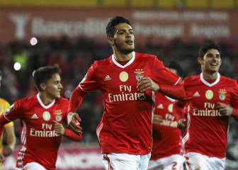 El Benfica gana con un penalti al Estoril y afianza su liderato