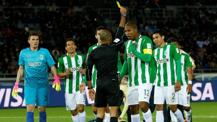 Momento en el que Alexis Charales recibe la tarjeta amarilla durante el partido por el tercer y cuarto puesto del Mundial de Clubes entre América y Nacional.