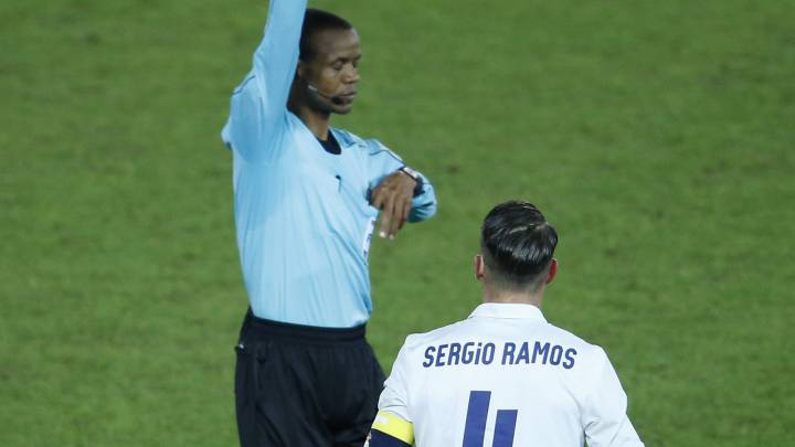Janny Sikazwe, árbitro de Zambia, amonesta a Sergio Ramos durante el Real Madrid-Kashima Antlers de la final del Mundial de Clubes de la FIFA.
