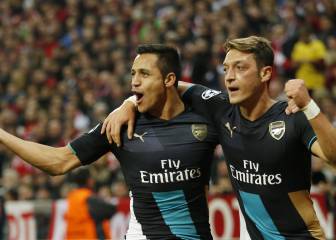 Parlour cree que el Arsenal debería renovar a Özil y a Alexis