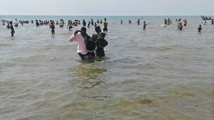 Boat carrying football team capsizes on Lake Albert (Uganda)