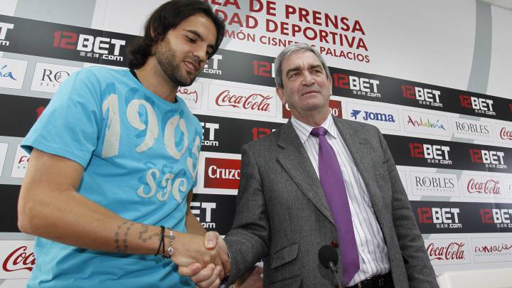 Sergio Sánchez posa con el médico del Sevilla F.C. Adolfo Muñoz tras recibir el alta médica después de serle diagnosticada una dolencia cardiaca.
