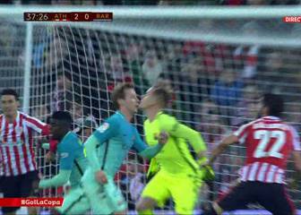 Aduriz lucky to avoid red card after apparent elbow on Umtiti