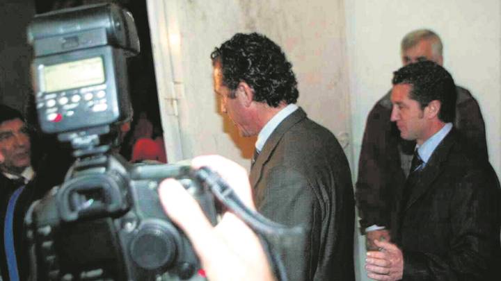 El entonces director deportivo del Madrid Jorge Valdano acudió al túnel de vestuarios para protestar.