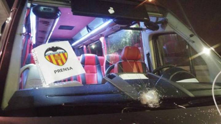 Lanzan una piedra al autobús de la prensa que sigue al Valencia