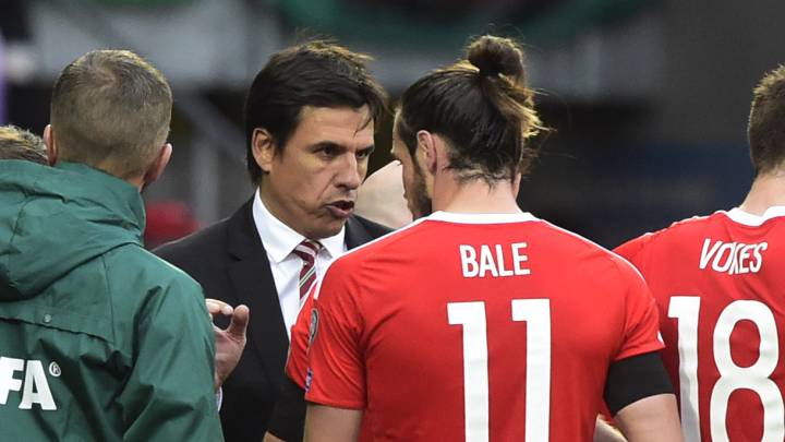 Chris Coleman y Gareth Bale, durante un partido de la selección de Gales.