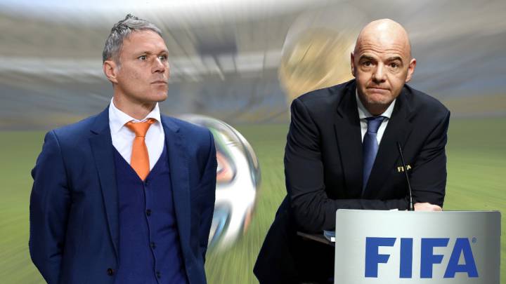 Van Basten, director técnico de desarrollo, y Gianni Infantino, presidente de la FIFA.