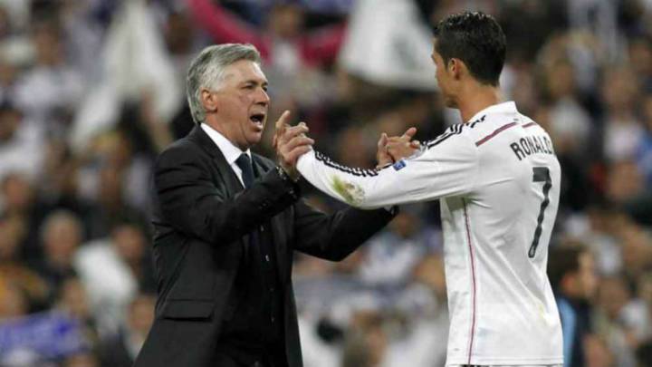 Cristiano Ronaldo y Carlo Ancelotti chocan las manos durante un partido del Real Madrid.