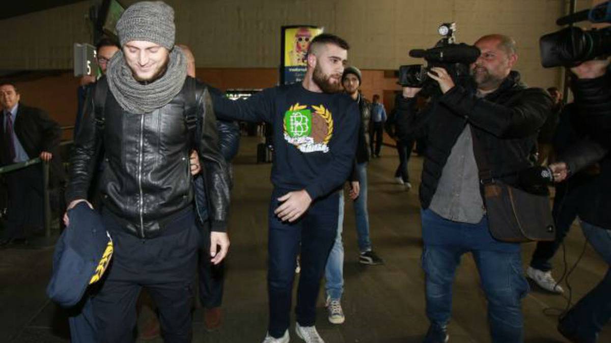 El jugador ucraniano Roman Zozulya, arropado por los aficionados ultras del Real Betis a su llegada a Sevilla, donde decidirá durante el fin de semana con su familia si juega o no en el Rayo Vallecano.