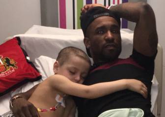El notable gesto de un futbolista inglés con un niño enfermo en un hospital