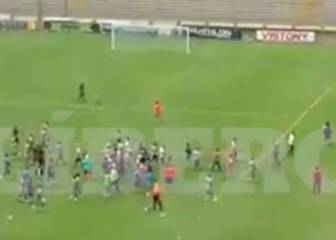 Dos jugadores del Universitario peruano, agredidos por ultras