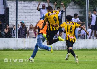 Pelea en Argentina: jugadores y recogepelotas se lían a golpes