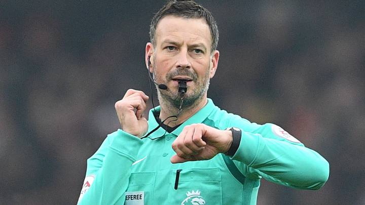 Referee Mark Clattenburg in action during English Premier League game between Arsenal and Hull City at Emirates Stadium in London, Britain, 11 February 2017.