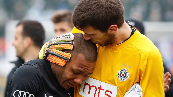 El futbolista brasileño del Partizan, Everton Luiz, abandona el campo llorando por los insultos racistas de la afición del Rad.