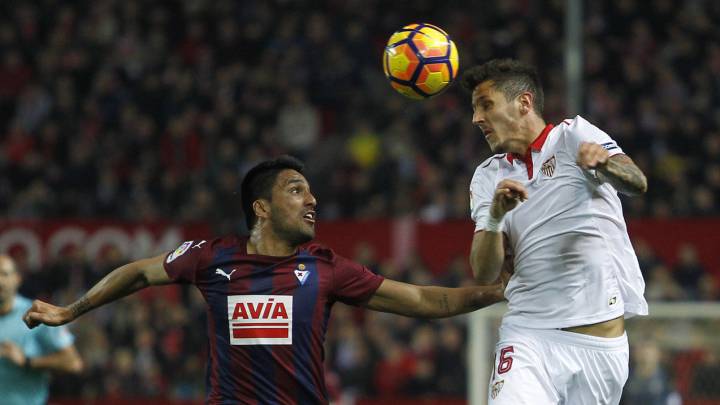 Jovetic pelea con Mauro durante el Sevilla-Eibar. 