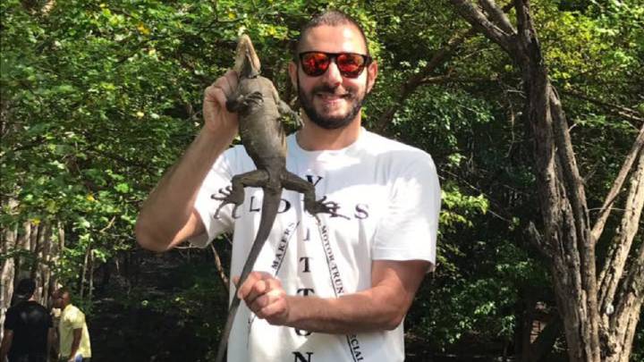 Karim Benzema, posando con una iguana en peligro de extinción en Martinica.