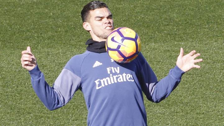 Pepe controla un balón en el entrenamiento.