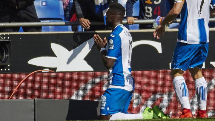 El delantero ecuatoriano del Espanyol Felipe Caicedo celebra de rodillas su gol marcado a Osasuna.