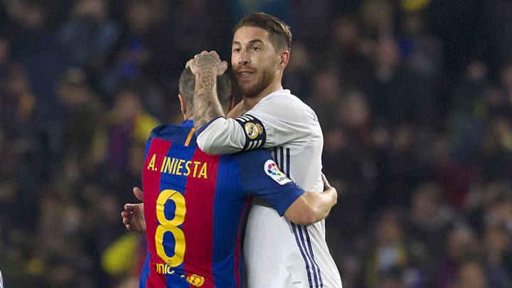 Iniesta y Ramos al final de El Clásico. 