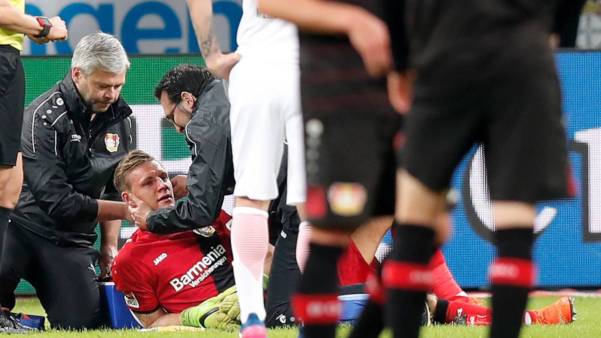 Leno, atendido por los médicos durante el partido del pasado viernes contra el Leverkusen.