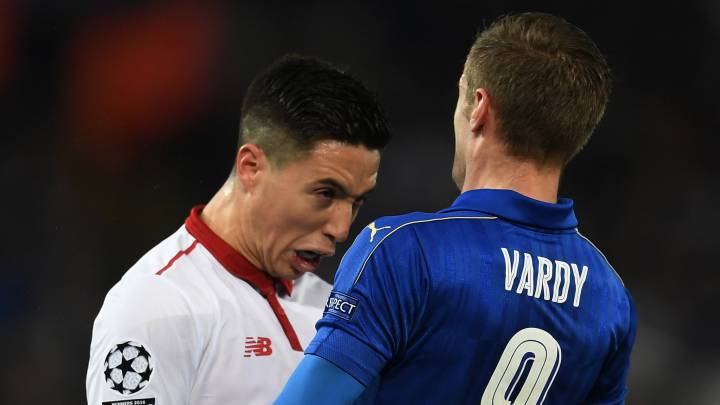 Nasri, encarándose con Vardy en el encuentro entre el Leicester y el Sevilla.
