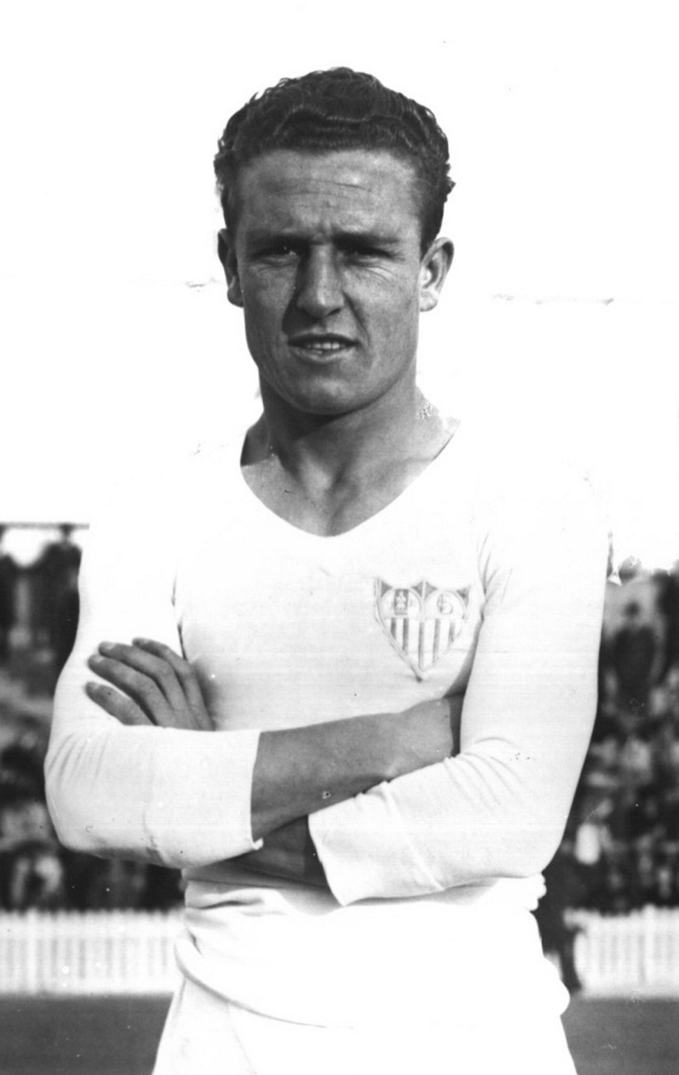 Adolfo Bracero García Vistió la camiseta del Sevilla desde 1934 hasta 1936. Defendió los colores del Real Madrid la temporada 1940-41.