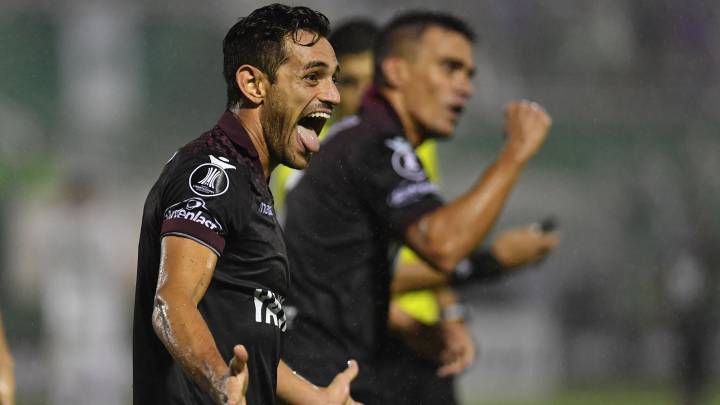Lautaro Acosta celebra su gol frente a Chapecoense en Brasil.