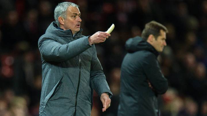El entrenador del Manchester United, José Mourinho, intenta darle un plátano a Marcos Rojo para que reponga fuerzas durante el encuentro de Europa League entre el Manchester United y el Rostov.