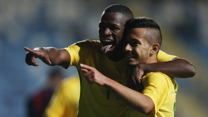Vinicius Junior y Alan Guimaraes celebran un gol de la selección brasileña en el Sudamericano sub-17.