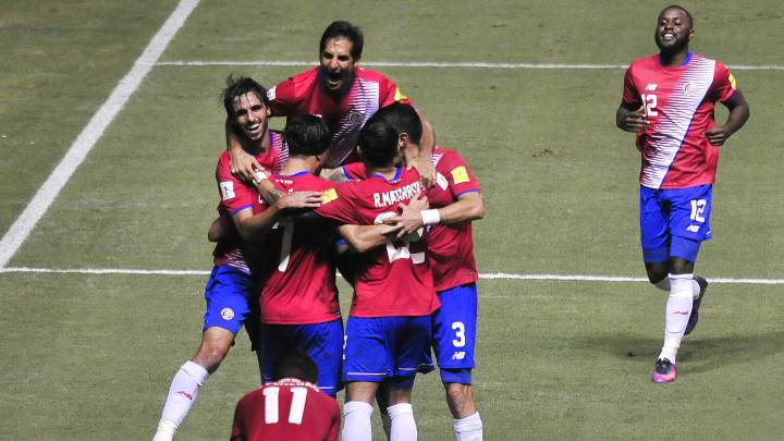 La selección de Costa Rica celebra un gol contra Estados Unidos en el Hexagonal hacia Rusia 2018.