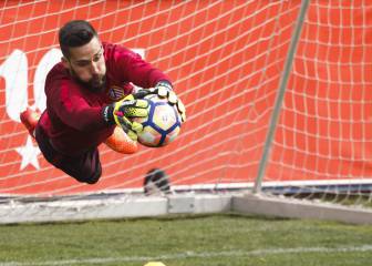 Atlético Madrid keeper Moyá signs new one-year contract