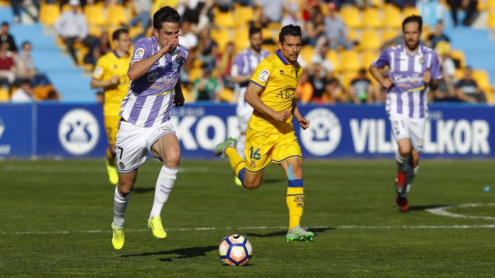 Bellvís persigue a Villar en el partido entre el Alcorcón y el Valladolid.