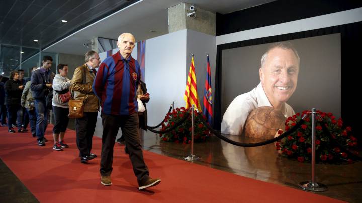 Miles de aficionados del Barcelona se despidieron de Johan Cruyff 