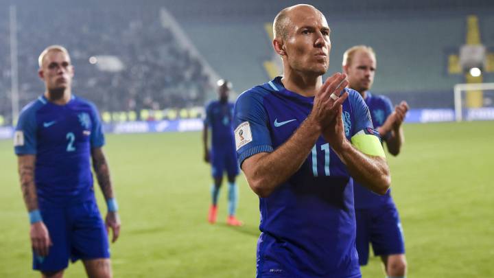 Arjen Robben (C) of the Netherlands and his teammates applaud fans after the FIFA World Cup 2018 qualifying soccer match between Bulgaria and the Netherlands in Sofia, Bulgaria, 25 March 2017.
