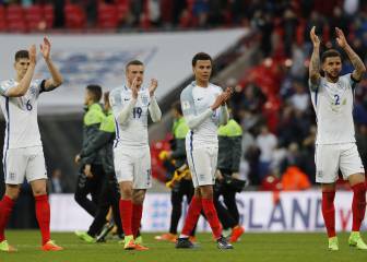 Los goles de Vardy y Defoe mantienen líder a Inglaterra