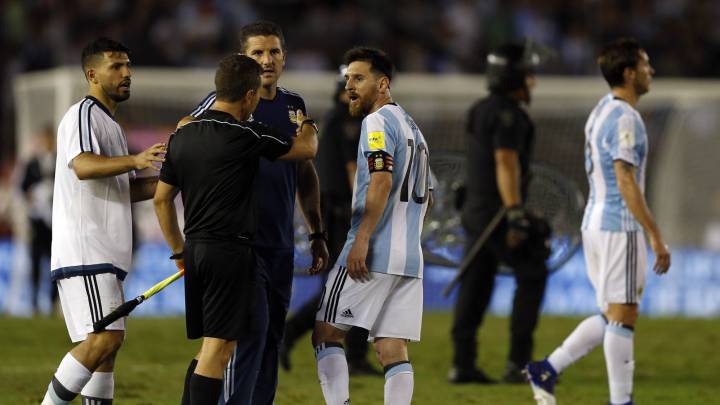 Leo Messi discute airadamente con el colegiado después del partido entre la selección argentina y Chile