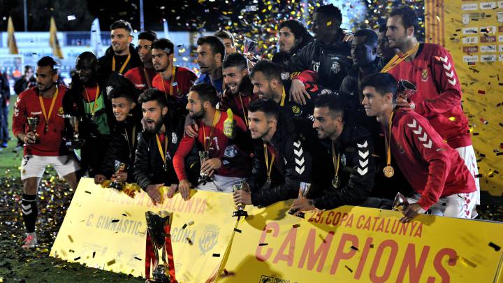 Los jugadores del Nàstic celebrando la Copa Catalunya.