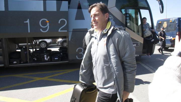Eduardo Berizzo carga con unas maletas al regresar a Vigo tras jugar en Rusia contra el Krasnodar. 