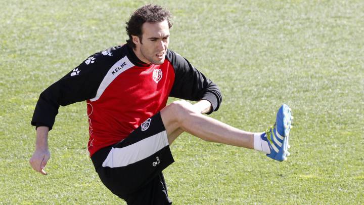 El centrocampista del Rayo Vallecano, Raúl Baena, entrenando.