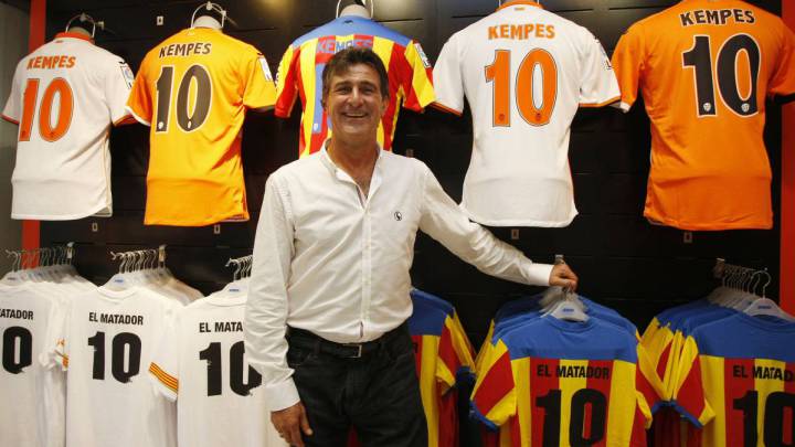 Mario Alberto Kempes posa en una tienda oficial del Valencia con camisetas con su nombre.