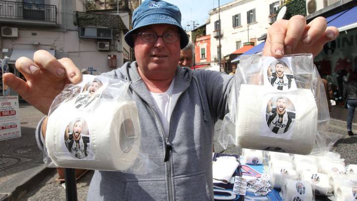 Nápoles vende papel higiénico con la cara de Higuáin