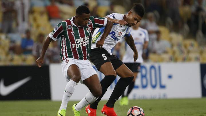 Wendel y Freitas pelean una pelota en el Fluminense - Liverpool