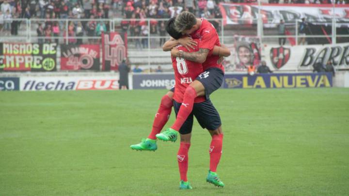 Jugadores de Independiente celebran su victoria ante Patronato.