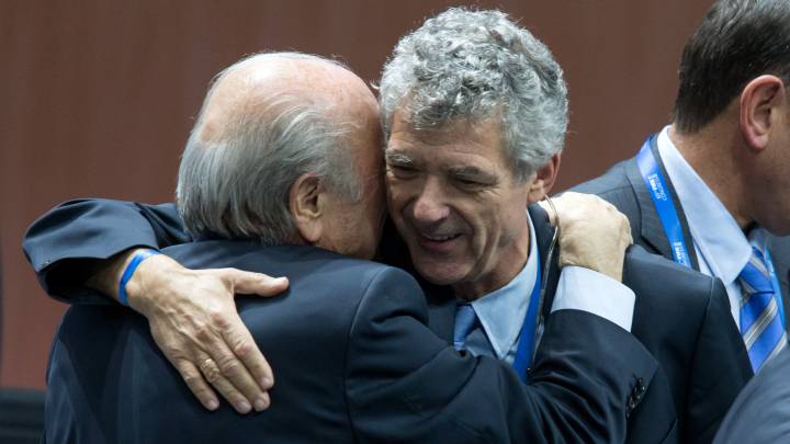 Joseph S. Blatter abrazando a Angel María Villar en mayo de 2015.