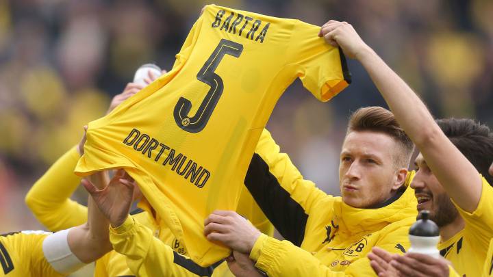 Los jugadores del Borussia Dortmund con una camiseta de Bartra. 