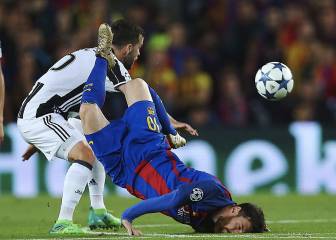 Messi fue atendido tras un fortísimo choque con Pjanic