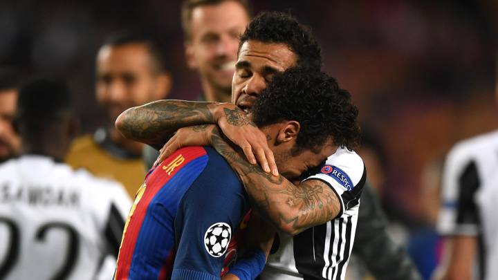 Neymar se fue llorando y fue consolado por Alves y Cuadrado